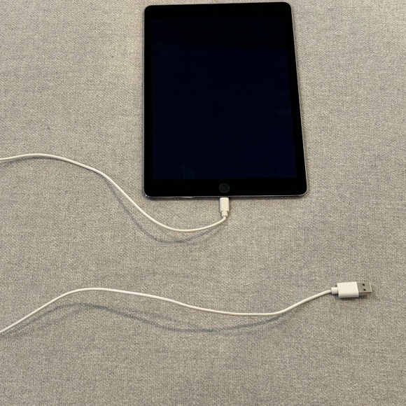 Apple iPad Air 2 16GB Silver 9.7" with Lightning Cable Model A1566 Late 2014 - Picture 1 of 13